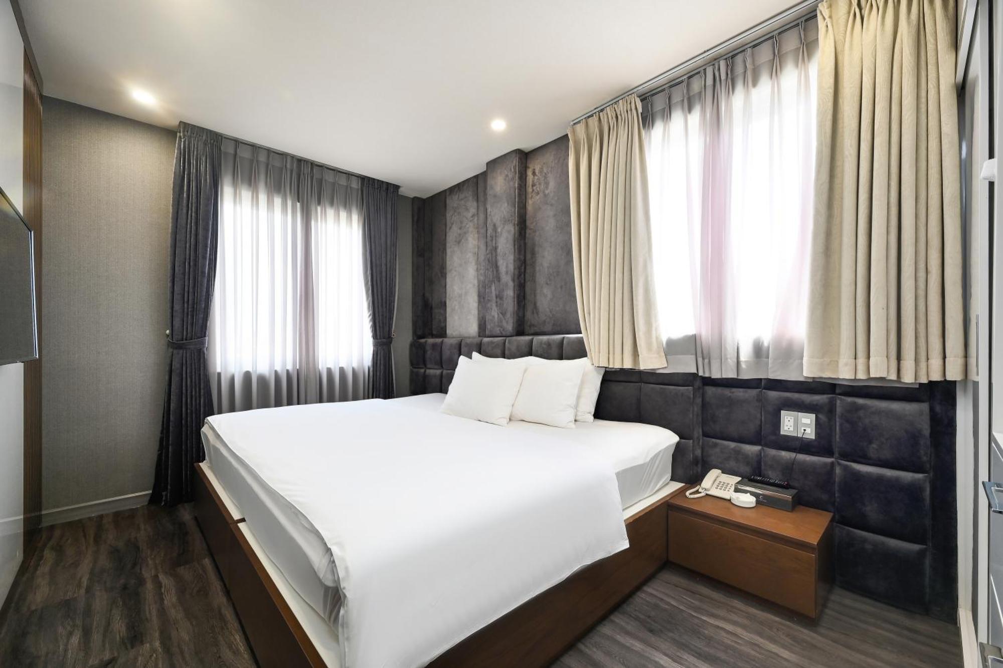 The Moon 2 Hotel